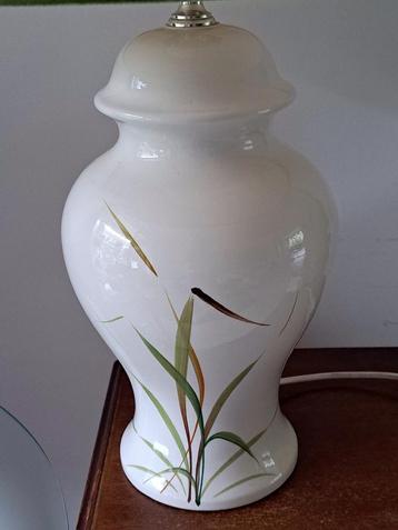 Mooie Porseleinen tafellamp met kap beschikbaar voor biedingen