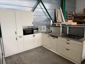 Nette Complete Hoekkeuken + Apparatuur + GEDEMONTEERD beschikbaar voor biedingen