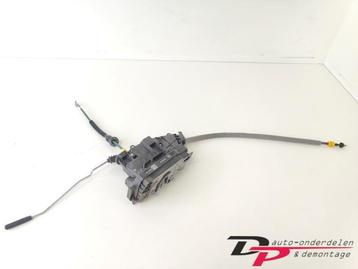 Deurslot Mechaniek 4Deurs rechts-voor van een Mercedes C-Kla beschikbaar voor biedingen