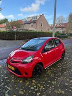 [New APK - 1 JAAR] Toyota Aygo 1.0 12V Vvt-i 5DRS 2012 Rood, Auto's, Voorwielaandrijving, Stof, Zwart, 4 stoelen