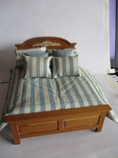 poppenhuis mooi bed met beddengoed + nachtkastje zie foto, Verzamelen, Poppenhuizen en Toebehoren, Zo goed als nieuw, Decoratie