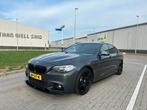 BMW 5-Serie 2.0 520I M5-look AUT Sedan 2016 Grijs, Auto's, Achterwielaandrijving, Zwart, 4 cilinders, 2000 kg