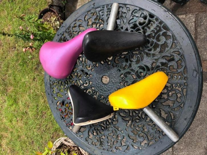 Partij oude zadels kinder zadel., Fietsen en Brommers, Fietsaccessoires | Overige Fietsaccessoires, Gebruikt, Ophalen of Verzenden