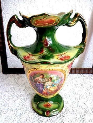 Antieke vaas, sierlijk en met mooie afbeeldingen beschikbaar voor biedingen