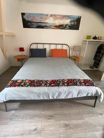 Bed inclusief matras en de twee nachtkastjes