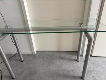Glazen side table beschikbaar voor biedingen