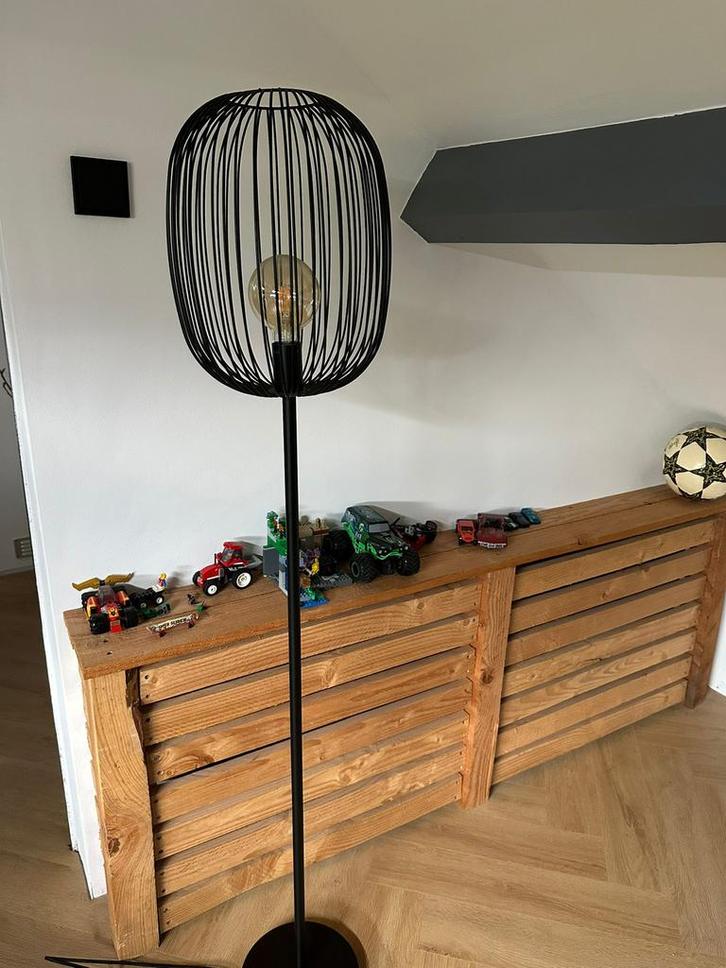 Vloerlamp Nikki zwart – GAMMA – Zo goed als nieuw, Huis en Inrichting, Lampen | Vloerlampen, Zo goed als nieuw, Ophalen