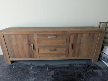 Groot houten dressoir beschikbaar voor biedingen