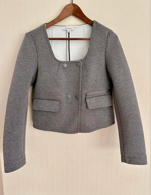 Naf Naf Ronde Hals Grijze Blazer Maat 36 - S, Kleding | Dames, Jasjes, Kostuums en Pakken, Zo goed als nieuw, Jasje, Maat 36 (S)