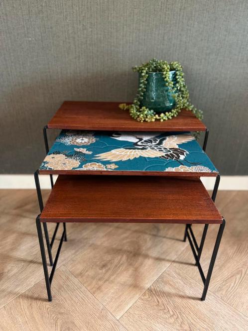 Vintage retro mimiset nesting tables met print, Huis en Inrichting, Tafels | Sidetables, Zo goed als nieuw, 25 tot 50 cm, Rond