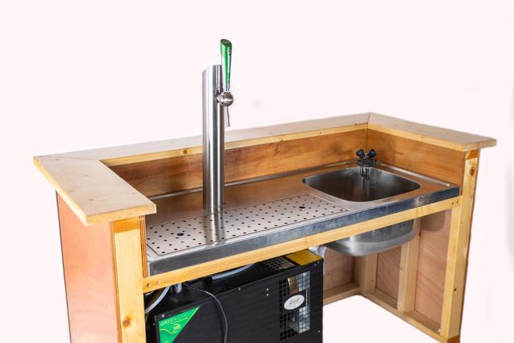 Te Huur Houten bar met enkele biertap + spoelbak, Hobby en Vrije tijd, Feestartikelen | Verhuur, Nieuw, Overige, Ophalen of Verzenden