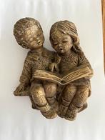 Antiek wandornamentje van lezende kinderen, Ophalen of Verzenden, Zo goed als nieuw, Mens