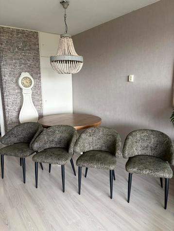 4 eetkamerstoelen beschikbaar voor biedingen