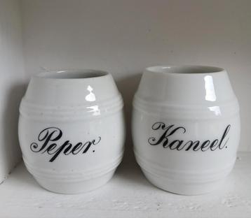 2 oude witte kruidenpotjes kaneel en peper beschikbaar voor biedingen