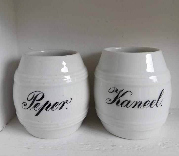2 oude witte kruidenpotjes kaneel en peper, Antiek en Kunst, Antiek | Keukenbenodigdheden, Ophalen of Verzenden