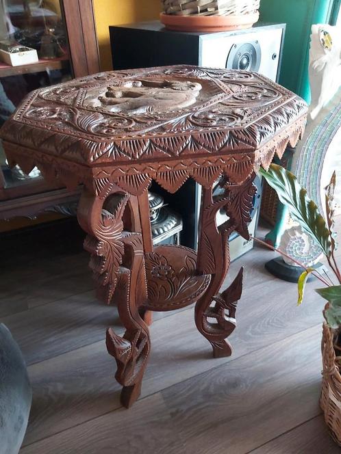 Uitgesneden 1 stuk Massief houten bijzettafeltje tafel zgan, Antiek en Kunst, Antiek | Meubels | Tafels, Ophalen of Verzenden