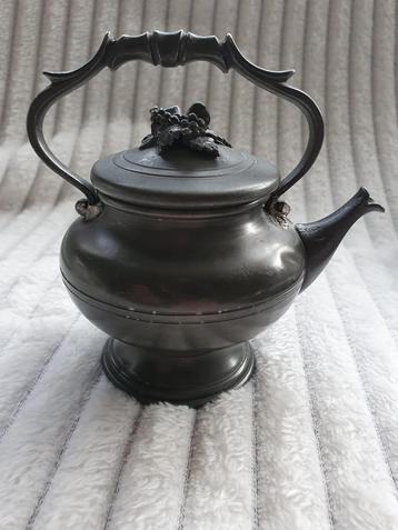 Schattig tinnen theepotje met druivenornament op deksel  beschikbaar voor biedingen
