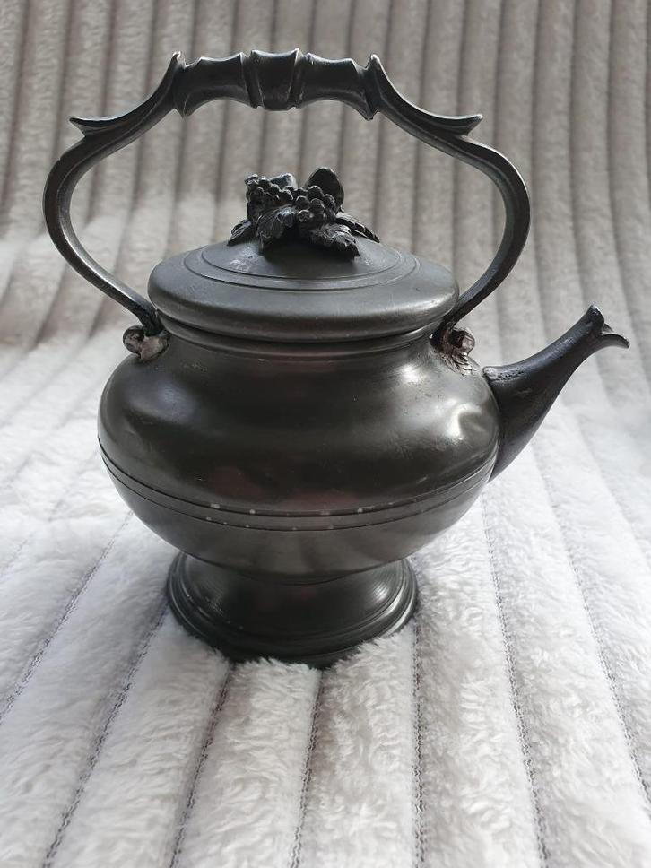 Schattig tinnen theepotje met druivenornament op deksel, Antiek en Kunst, Antiek | Tin, Ophalen of Verzenden