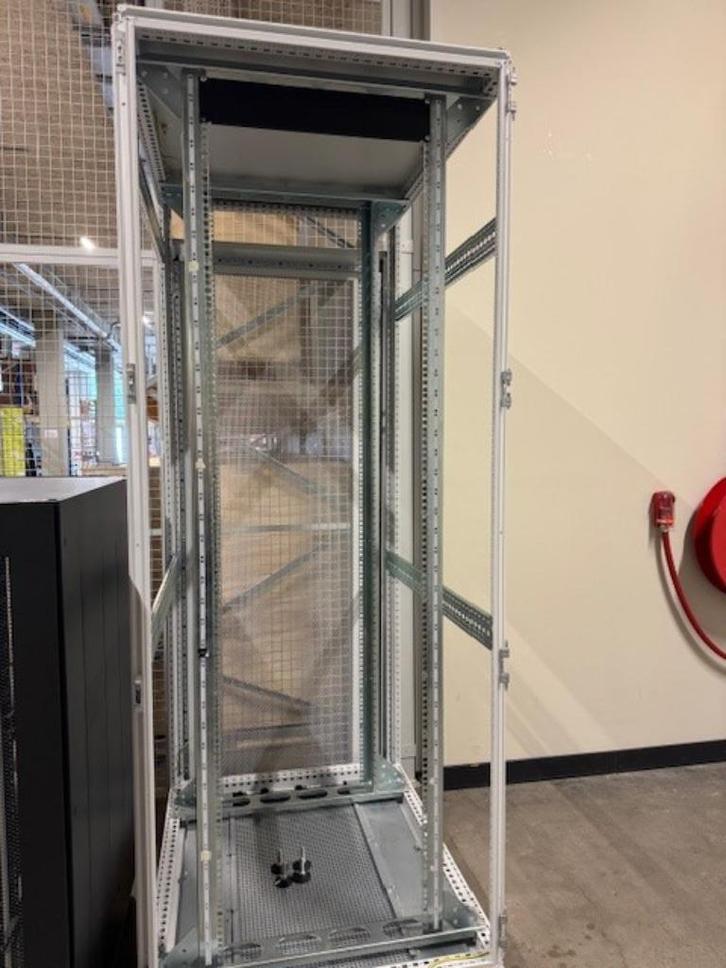 Rittal 42U Patch Rack, Computers en Software, Serverkasten, Gebruikt, Geperforeerd, Geperforeerd, Ophalen