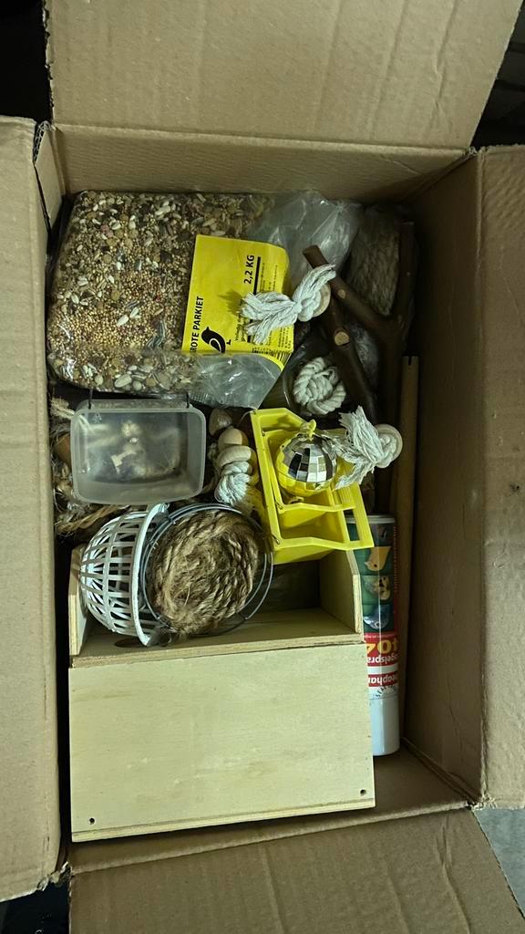 Grote set vogel accessoires + voer (parkiet/papegaai), Dieren en Toebehoren, Vogels | Hokken en Kooien, Zo goed als nieuw, Ophalen