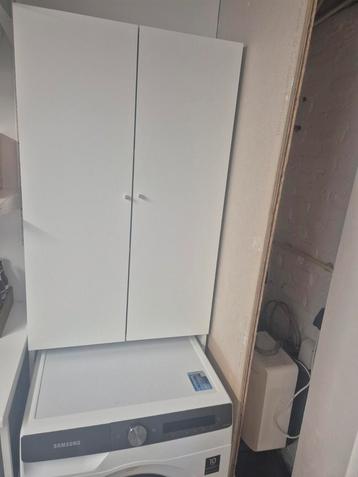 Witte kast met deuren en planken beschikbaar voor biedingen