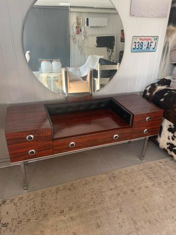 Vintage sixties- seventies kaptafel beschikbaar voor biedingen