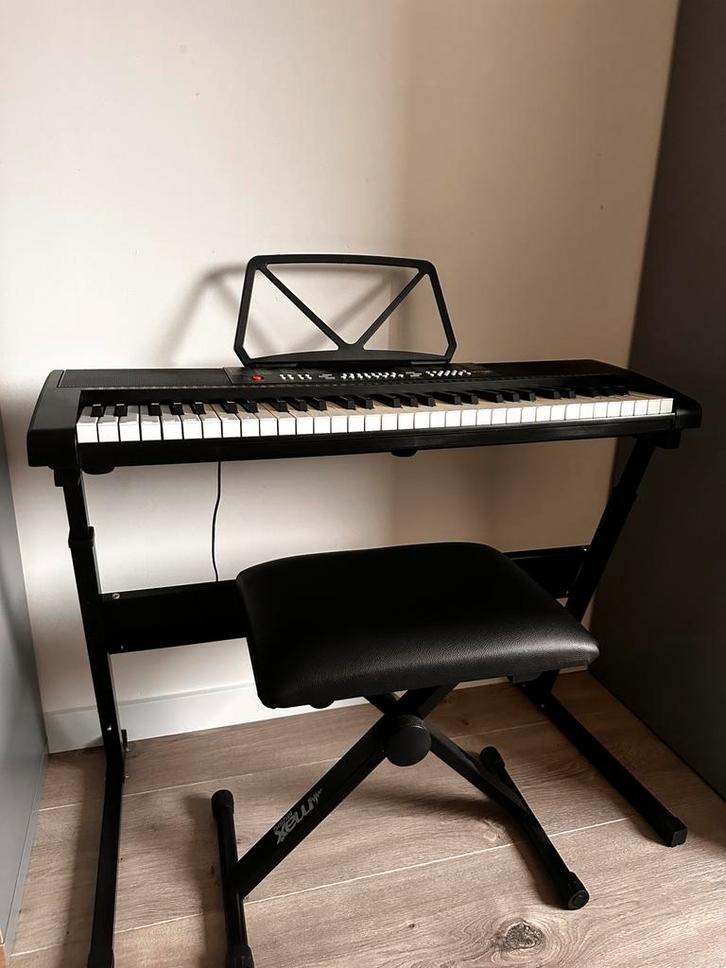 Keyboard MAX KB4 + standaard, hoofdtelefoon en kruk, Muziek en Instrumenten, Keyboards, Zo goed als nieuw, 61 toetsen, Overige merken