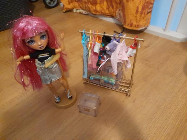 Rainbow High Fashion Studio met Pop en Kledingrek, Kinderen en Baby's, Speelgoed | Poppen, Zo goed als nieuw, Barbie, Ophalen