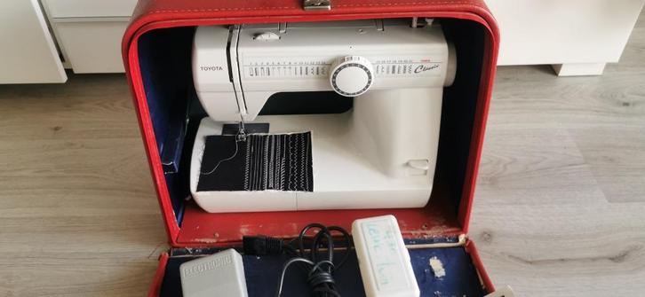 Naaimachine TOYOTA CSDU, Hobby en Vrije tijd, Naaimachines en Toebehoren, Zo goed als nieuw, Naaimachine, Overige merken, Ophalen of Verzenden