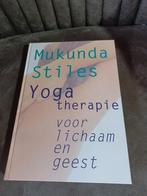 Yoga therapie voor lichaam en geest Mukunda, Boeken, Instructieboek, Ophalen of Verzenden, Meditatie of Yoga, Zo goed als nieuw