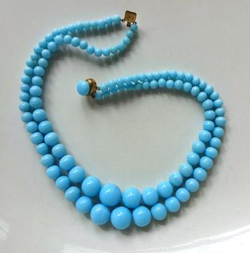 Jaren '30 / '40 ketting: 2 strengs, blauwe opaline kralen beschikbaar voor biedingen