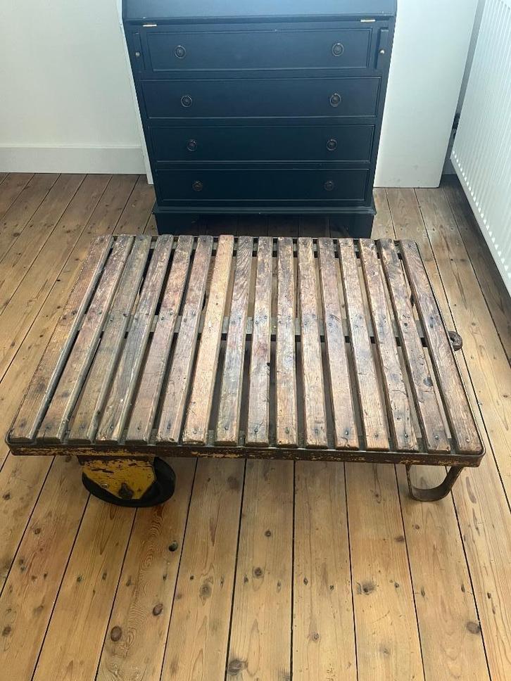 Industriële salontafel op wielen – vintage fabriekskar, Huis en Inrichting, Tafels | Salontafels, Gebruikt, Minder dan 50 cm, 50 tot 100 cm
