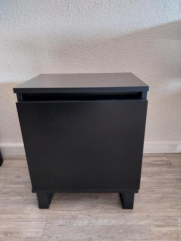 Zwart kastje 40 cm breed, 30 cm diep, 50 cm hoog beschikbaar voor biedingen