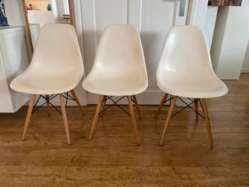3 witte Eetkamerstoelen Wit Kunststof Houten Poten beschikbaar voor biedingen