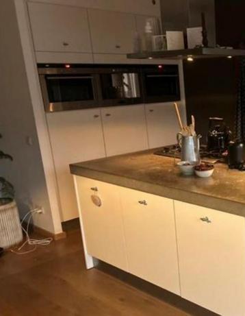 Kastenwand keuken met inbouwapparatuur 