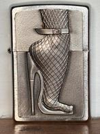 Zippo high heels 3D embleem zilver geborsteld., Verzamelen, Rookartikelen, Aanstekers en Luciferdoosjes, Ophalen of Verzenden