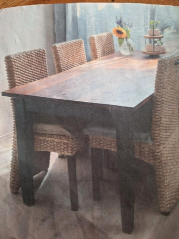 Mooie grote eettafel beschikbaar voor biedingen
