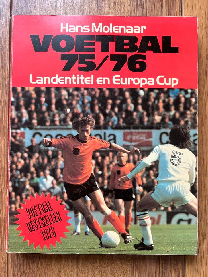 Voetbal 75/76 - Landstitel en Europa Cup - Hans Molenaar, Boeken, Sportboeken, Gelezen, Balsport, Ophalen of Verzenden