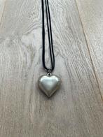 zwarte koord ketting met groot zilverkleurig hart 55 cm, Gebruikt, Zwart, Ophalen of Verzenden, Overige materialen