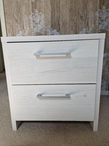 Uitverkoop: Mooie stevig ladekastje, kleur 'white-wash' beschikbaar voor biedingen