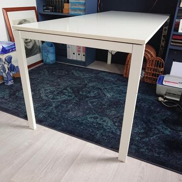 eettafel en 4 stoelen + bankje  beschikbaar voor biedingen