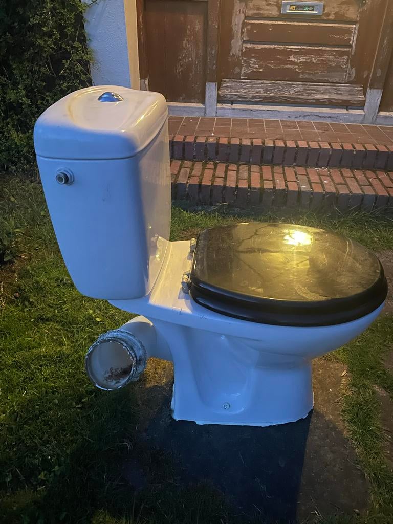 Gratis wc met zwart deksel, Doe-het-zelf en Verbouw, Sanitair, Ophalen, Gebruikt, Toilet