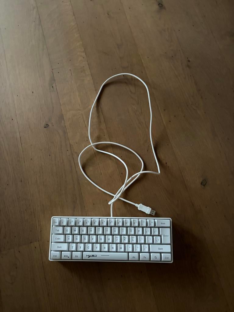 Compact wit toetsenbord met USB-kabel, Ophalen of Verzenden, Qwerty, Gebruikt, Bedraad