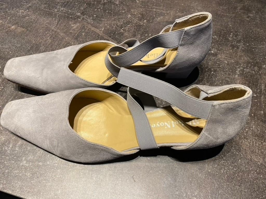 Nieuwstaat grijze pumps laag hakje mt 40 Michel Noyen, Pumps, Verzenden, Zo goed als nieuw, Grijs