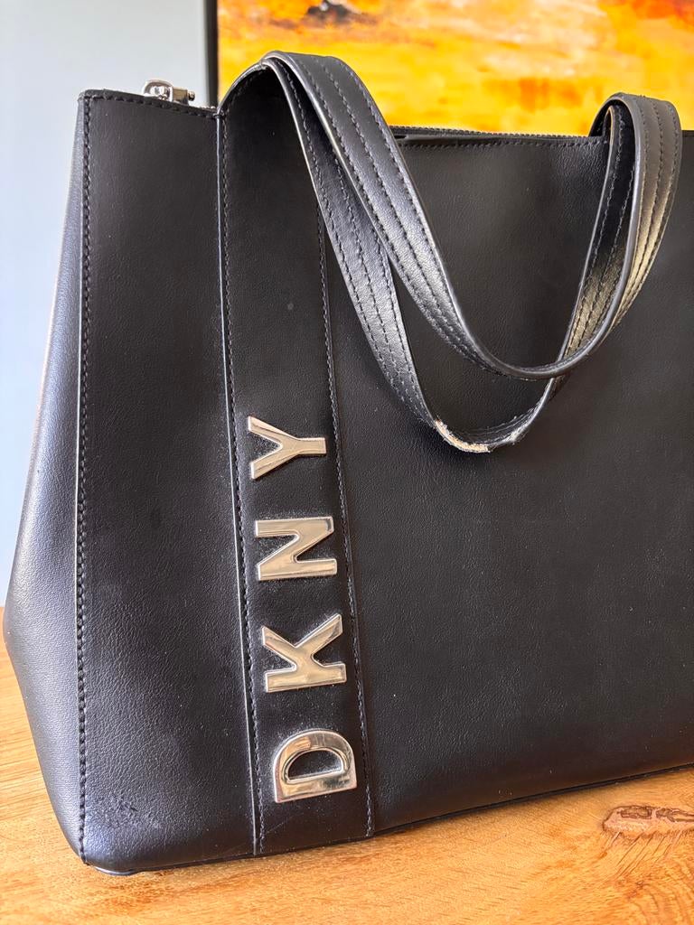 DKNY Zwarte Handtas - Stijlvol en Ruim, Sieraden, Tassen en Uiterlijk, Tassen | Damestassen, Gebruikt, Handtas, Zwart, Ophalen of Verzenden