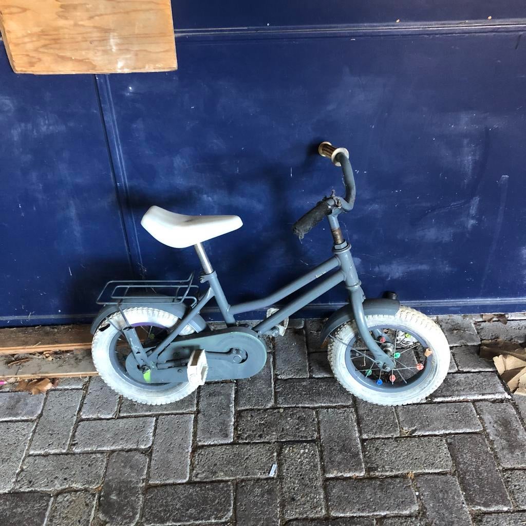 grijs kinderfietsje en zwart met oranje kinderfiets, Fietsen en Brommers, Fietsen | Kinderfietsjes, Ophalen, Gebruikt, Minder dan 16 inch