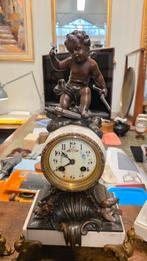 Antiek Frans witmarmeren klokkenstel met boeties, Ophalen