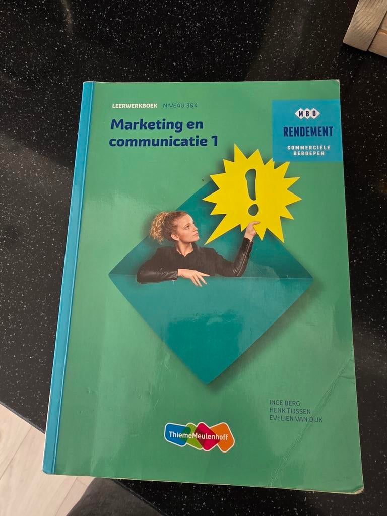 Marketing en communicatie 1 - HBO Rendement, Boeken, Studieboeken en Cursussen, Zo goed als nieuw, HBO, Ophalen of Verzenden