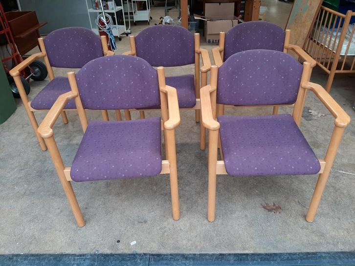 5 brede houten stapelstoelen met stoffen bekleding, Huis en Inrichting, Stoelen, Gebruikt, Vijf, Zes of meer stoelen, Hout, Stof