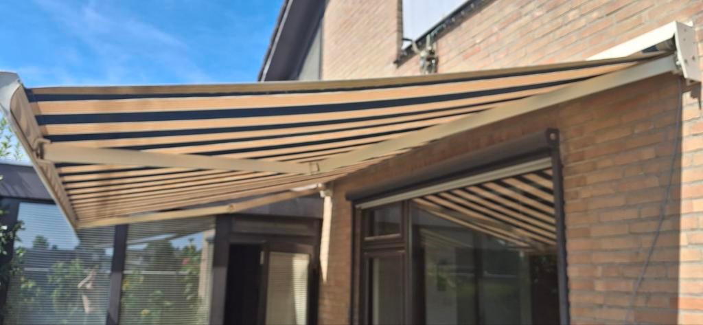 4mBreed×2,5mUitvalElectr, 3mBr×2mUitvalHandm, OpHANGbeugels, Ophalen, Knikarmscherm